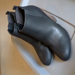 Fergie 9.5 short bootie